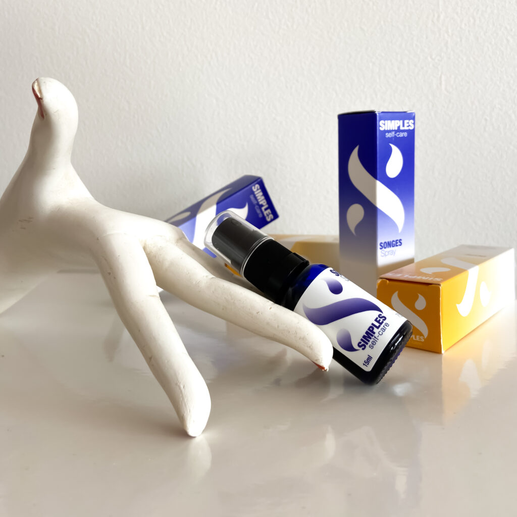 Spray au CBD Simples selfcare posé sur une main, illustrant les effets apaisants du CBD sur le corps